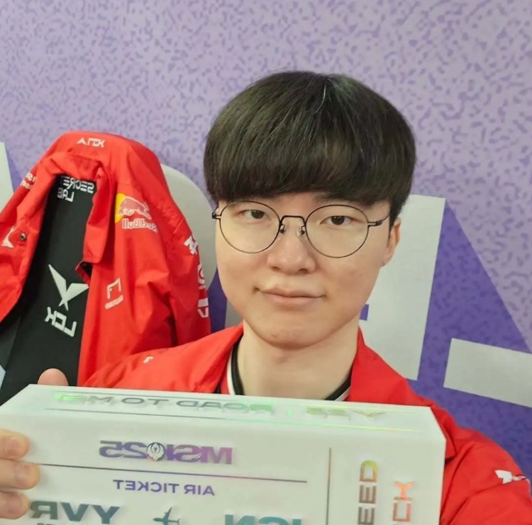 Faker社媒分享2025历程照片：Goodbye，2025！